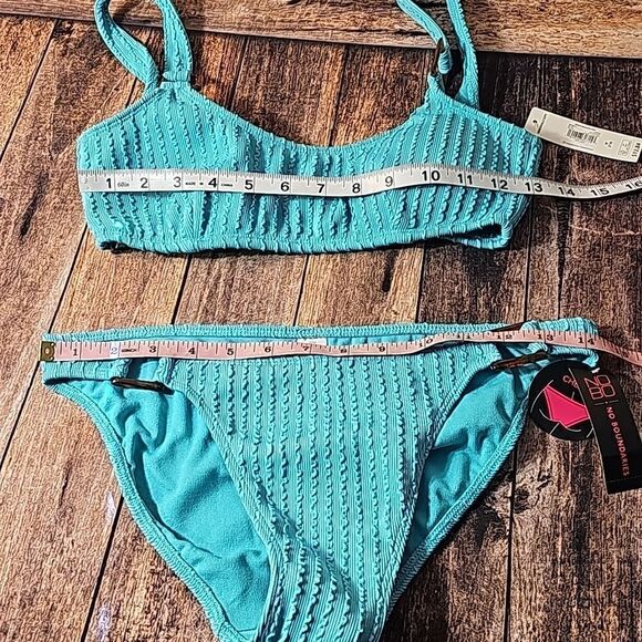 Green bikini features hardware on top and bottom size med (7-9) - Picture 10 of 10